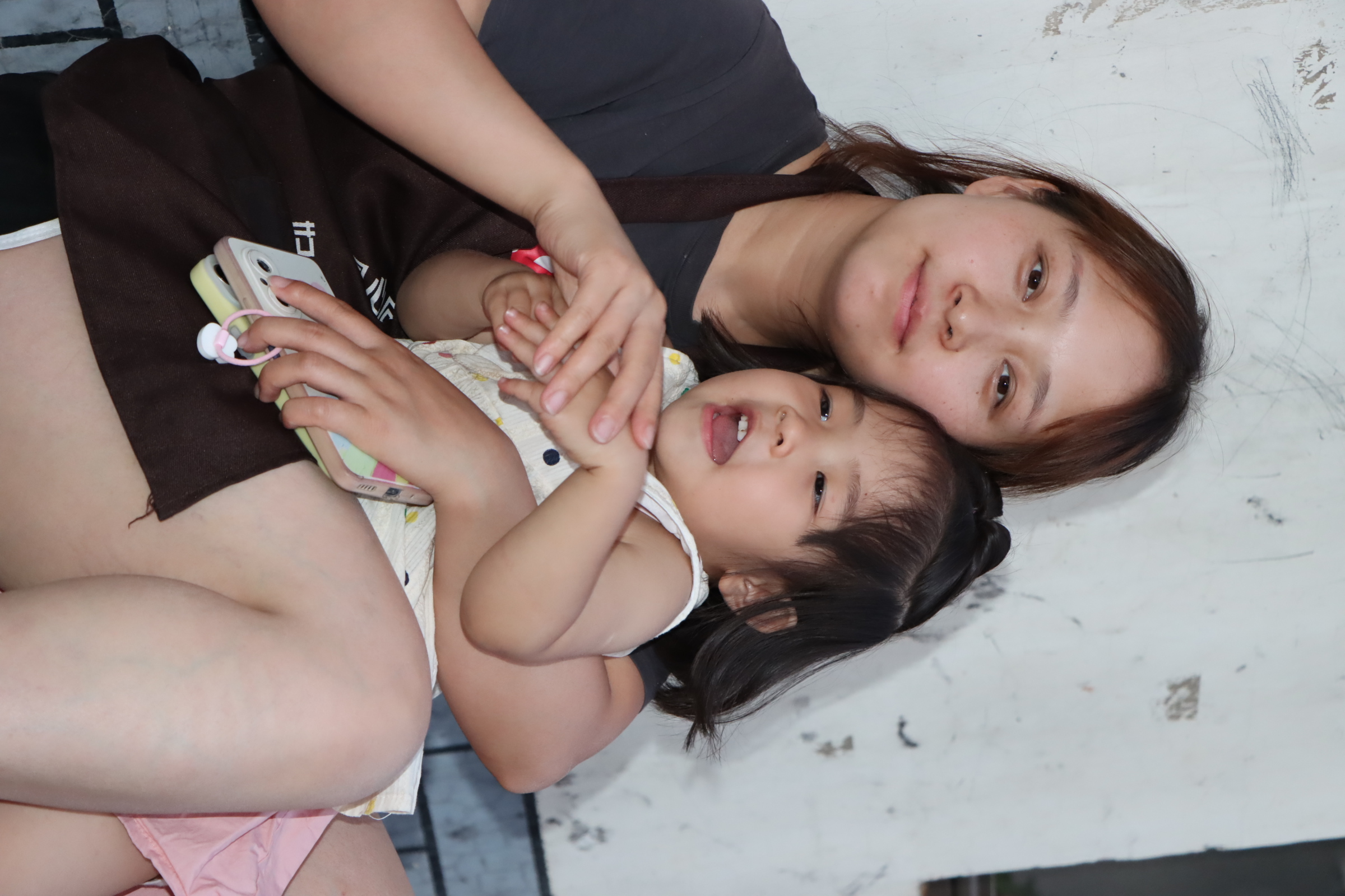 单亲妈妈带孩单亲妈妈带孩子面临着许多挑战，但她们可以通过一些策略和方法来应对这些挑战。以下是一些建议